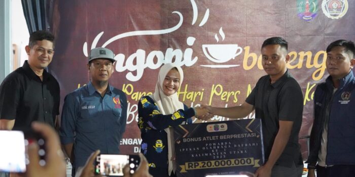 Bupati Nunukan Serahkan Bonus Rp20 Juta ke Atlet SIWO PWI Pada Peringatan HPN