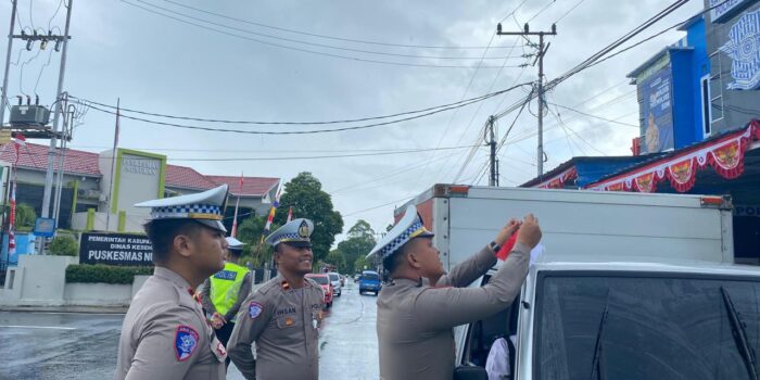 Satlantas Polres Nunukan Bagi Bendera dan Stiker di Jalan, Ajak Warga Kibarkan Semangat Kemerdekaan