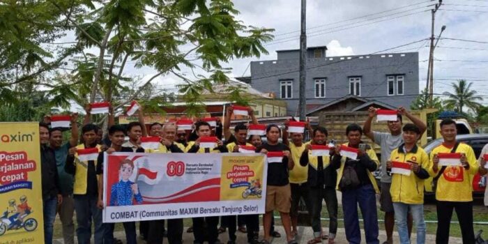 Jelang HUT ke-80 RI, Polda Kaltara dan Maxim Tanjung Selor Bagikan Bendera Merah Putih ke Pengendara