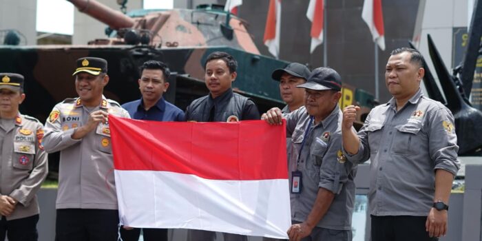 Kapolres Nunukan Serahkan Bendera Merah Putih ke PWI, Ajak Warga Kibarkan di Setiap Rumah