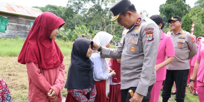 Kapolda Kaltara Singgah dan Makan Bersama Murid SDN 016 Tanjung Palas di Tengah Kunjungan Kerja