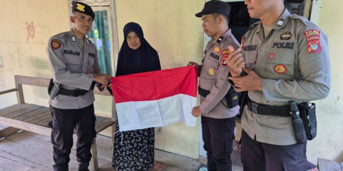 Polres Nunukan Gelar Aksi Serentak Pembagian dan Pemasangan Bendera Merah Putih Sambut HUT ke-80 RI