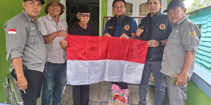 Harunya Veteran di Nunukan Saat Terima Merah Putih dari Wartawan: Perjuangan tak Boleh Padam