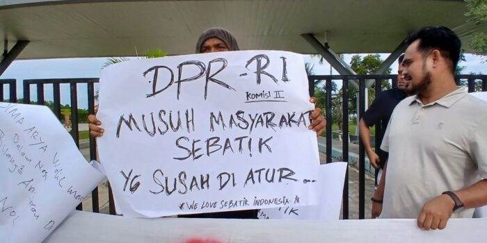 Kunjungan Wamen dan DPR RI ke Sebatik Disambut Demo, Warga Segel PLBN Rp200 Miliar