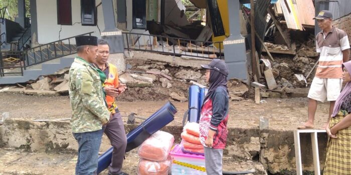 Derasnya Hujan Picu Longsor di Sebuku BPBD Nunukan Bantu Keluarga Umar yang Kehilangan Rumah