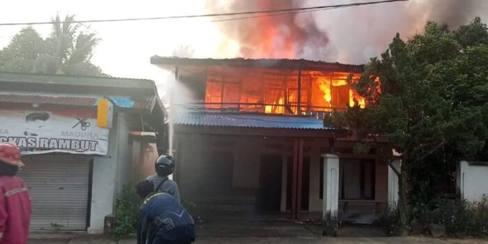 Diduga Akibat AC Kebakaran Hanguskan Rumah Dua Lantai di Kawasan Padat Nunukan