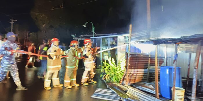 Dua Kios Warga di Nunukan Selatan Terbakar  Damkar Kerahkan Empat Armada