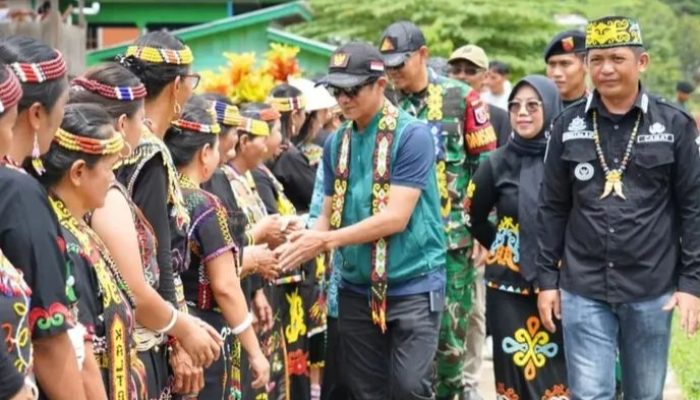 Bupati Nunukan Irwan Sabri Dikukuhkan Adat Dayak Tahol sebagai Kalawon Saraton