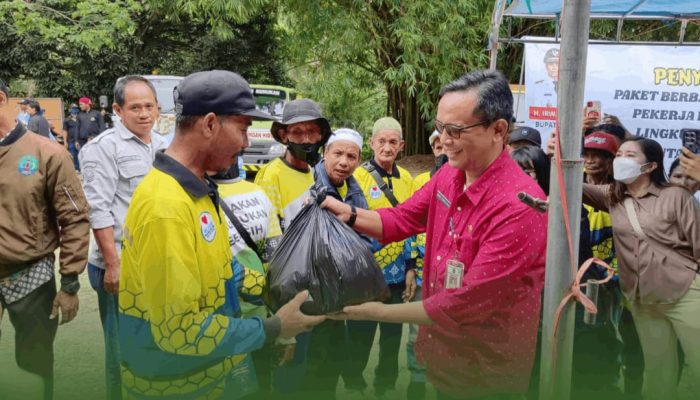 Pemkab Nunukan Berbagi Ramadan, 603 Pekerja DLH Terima Paket Sembako