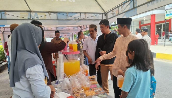 Blusukan ke Pasar Takjil, Bupati Irwan Sabri Borong Dagangan UMKM Hingga Ludes