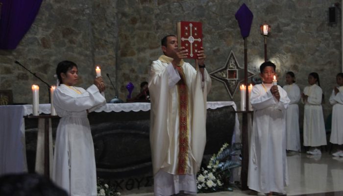 Ibadah Kamis Putih di Paroki Santo Gabriel Nunukan, Pastor Yohanes Kefi  Ekaristi Sumber Kekuatan Iman!