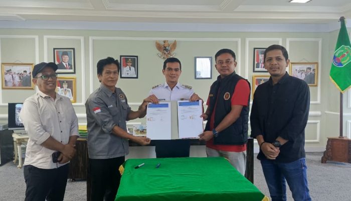 Bupati Nunukan Serahkan Hibah Rp200 Juta ke PWI, Dukung Porwada II Kaltara