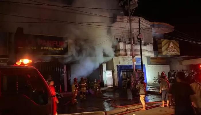 Si Jago Merah Lahap Bangunan di Nunukan, Damkar Berjibaku Jinakkan Api