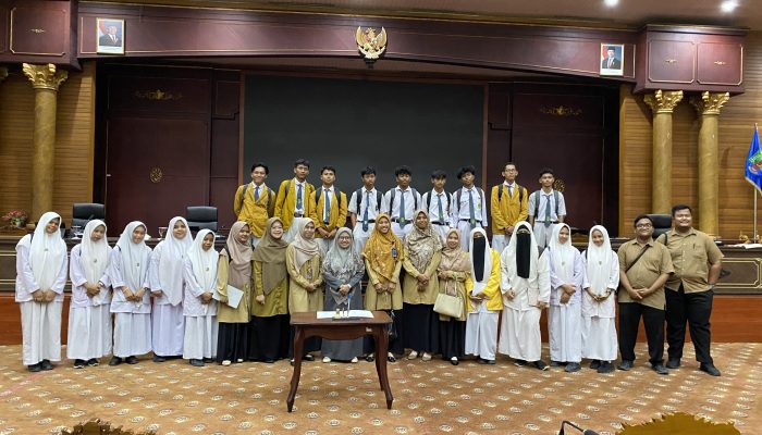 Edukasi Politik Generasi Muda, Arpiah Sambut Siswa SMA Muhammadiyah di DPRD Nunukan