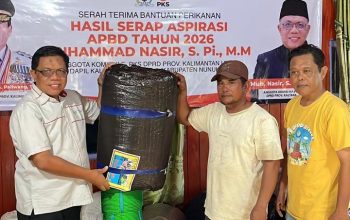 Muhammad Nasir Salurkan Bantuan Budidaya Rumput Laut untuk Petani Nunukan Barat