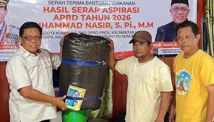 Muhammad Nasir Salurkan Bantuan Budidaya Rumput Laut untuk Petani Nunukan Barat