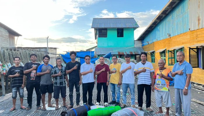 Pokdakan Tanjung Berkah Terima Bantuan Perahu dari Muhammad Nasir