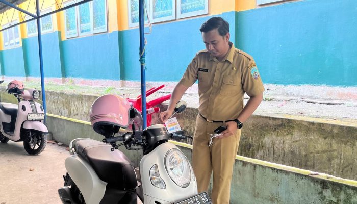 Bukan Razia, Ini Tujuan Petugas Tempelkan Surat Pemberitahuan di Kendaraan Warga