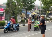 Kabut Asap Mulai Masuk Nunukan, Musdalipah Bagikan Ribuan Masker ke Pengguna Jalan Raya
