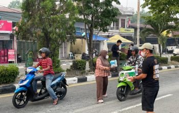Kabut Asap Mulai Masuk Nunukan, Musdalipah Bagikan Ribuan Masker ke Pengguna Jalan Raya
