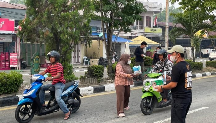 Kabut Asap Mulai Masuk Nunukan, Musdalipah Bagikan Ribuan Masker ke Pengguna Jalan Raya