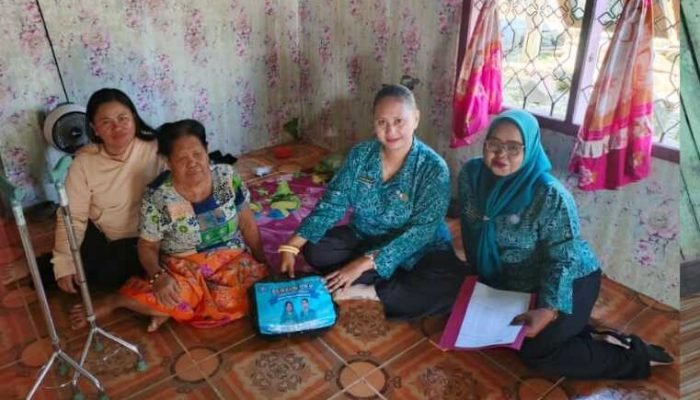 TP PKK Tulin Onsoi Hadir di Tengah Lansia, 17 Warga Terima Bantuan Sembako