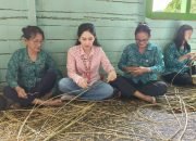 Belajar Menganyam Langsung, Ketua Dekranasda Nunukan Dorong Kerajinan Rotan Naik Kelas