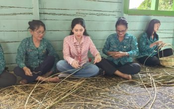 Belajar Menganyam Langsung, Ketua Dekranasda Nunukan Dorong Kerajinan Rotan Naik Kelas