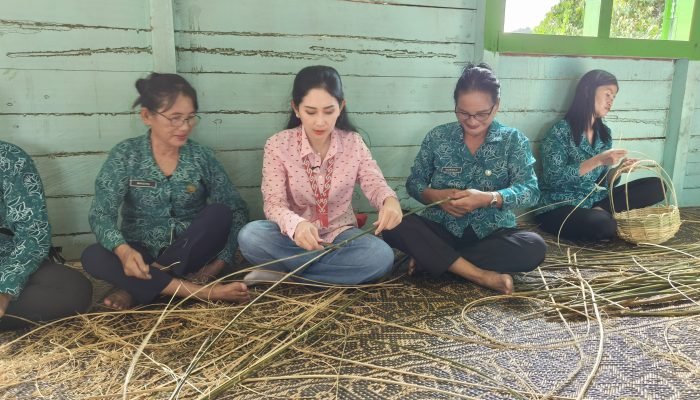 Belajar Menganyam Langsung, Ketua Dekranasda Nunukan Dorong Kerajinan Rotan Naik Kelas