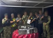 Pamtas Yonkav 8/NSW Gagalkan Penyelundupan 142 Botol Miras dan 1.200 Kosmetik di Bambangan