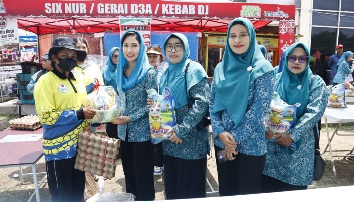 Ketua TP PKK Nunukan Beri Bantuan Sembako kepada Petugas di Balik Layar Paras Fest