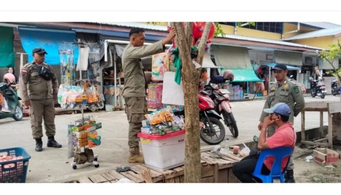 Satpol PP Nunukan Tertibkan PKL di Luar Pasar Liem Hie Djung