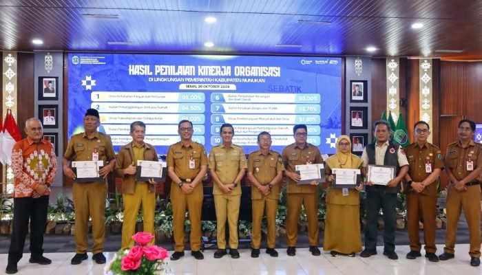 Bupati Nunukan Serahkan Penghargaan Kinerja OPD, 13 Perangkat Daerah Jadi Catatan Evaluasi